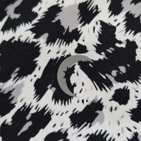 ZYIA Snow Leopard Pocket Brilliant Hi-Rise 7/8 24" Leggings Size: 12 NWOT - Picture 10 of 12